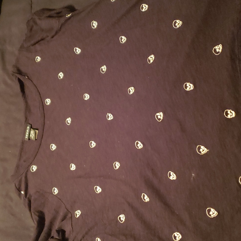 Black skull shirt